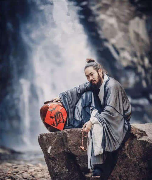 鼠目寸光小人志 对酒当歌愁更愁打一生肖,警惕虚假宣传,专家解答解释落实